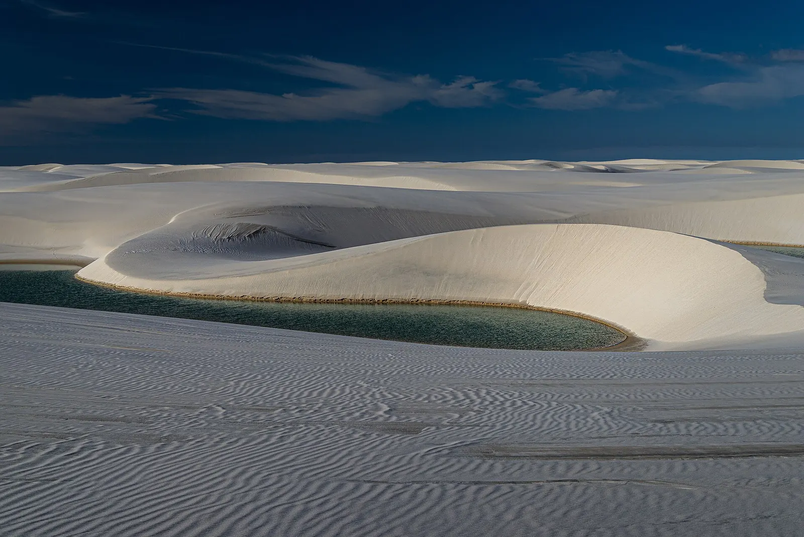 Lagoa entre dunas brancas no Parque Nacional dos Lençóis Maranhenses