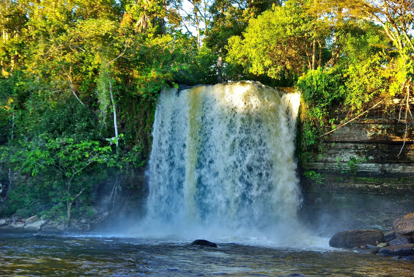 Cachoeira do Rio Itapecuru cercada de mata, em Carolina