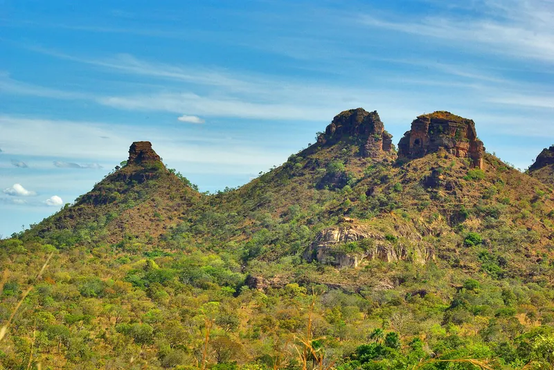 Morros de topo plano da Chapada das Mesas cobertos de cerrado