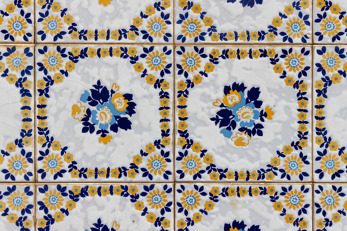 Fachada de azulejos portugueses no Centro Histórico de São Luís