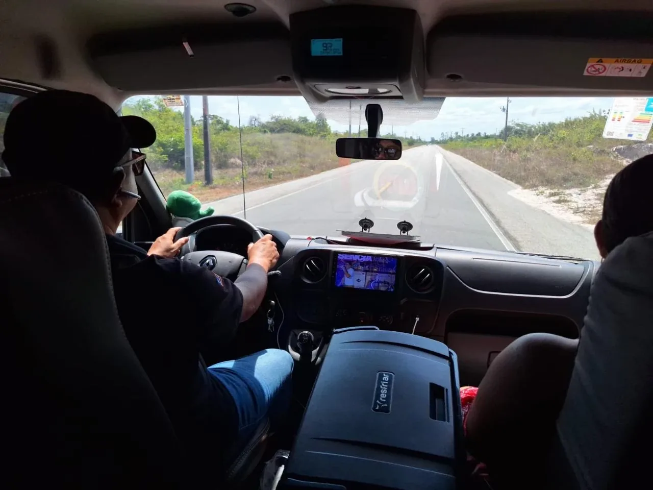 Motorista da WM conduzindo a van por rodovia no Maranhão