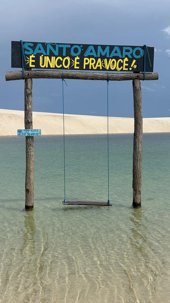 Balanço de madeira sobre lagoa em Santo Amaro do Maranhão